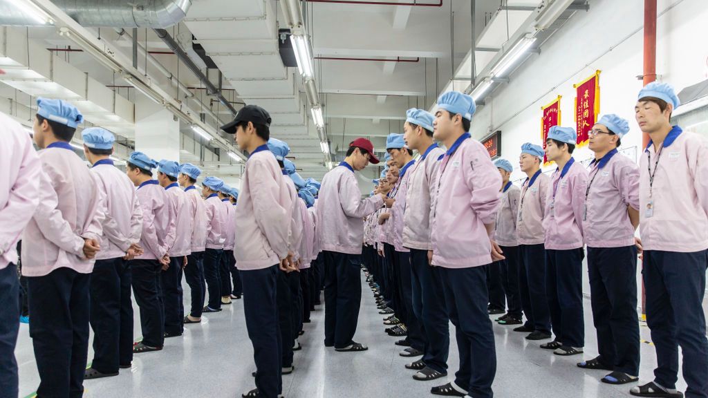 Pracownicy Pegatron na odprawie w kwietniu 2016 r., fot. Materiały prasowe