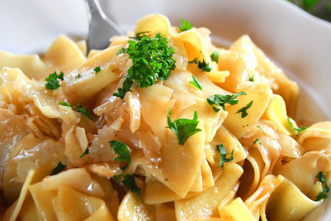 Smakuje jak pierogi, robi się szybciej. Chłopski makaron hitem