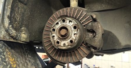Mechanik zdjął koło i zaniemówił. Kierowca nic nie przeczuwał