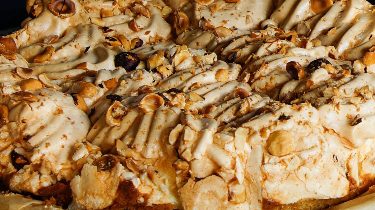 Ciasto norweskie to połączenie bezy z masą budyniową i delikatnego spodu