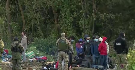 Niepokojące sceny na granicy z Białorusią. "Używają pałek, zadają ciosy"