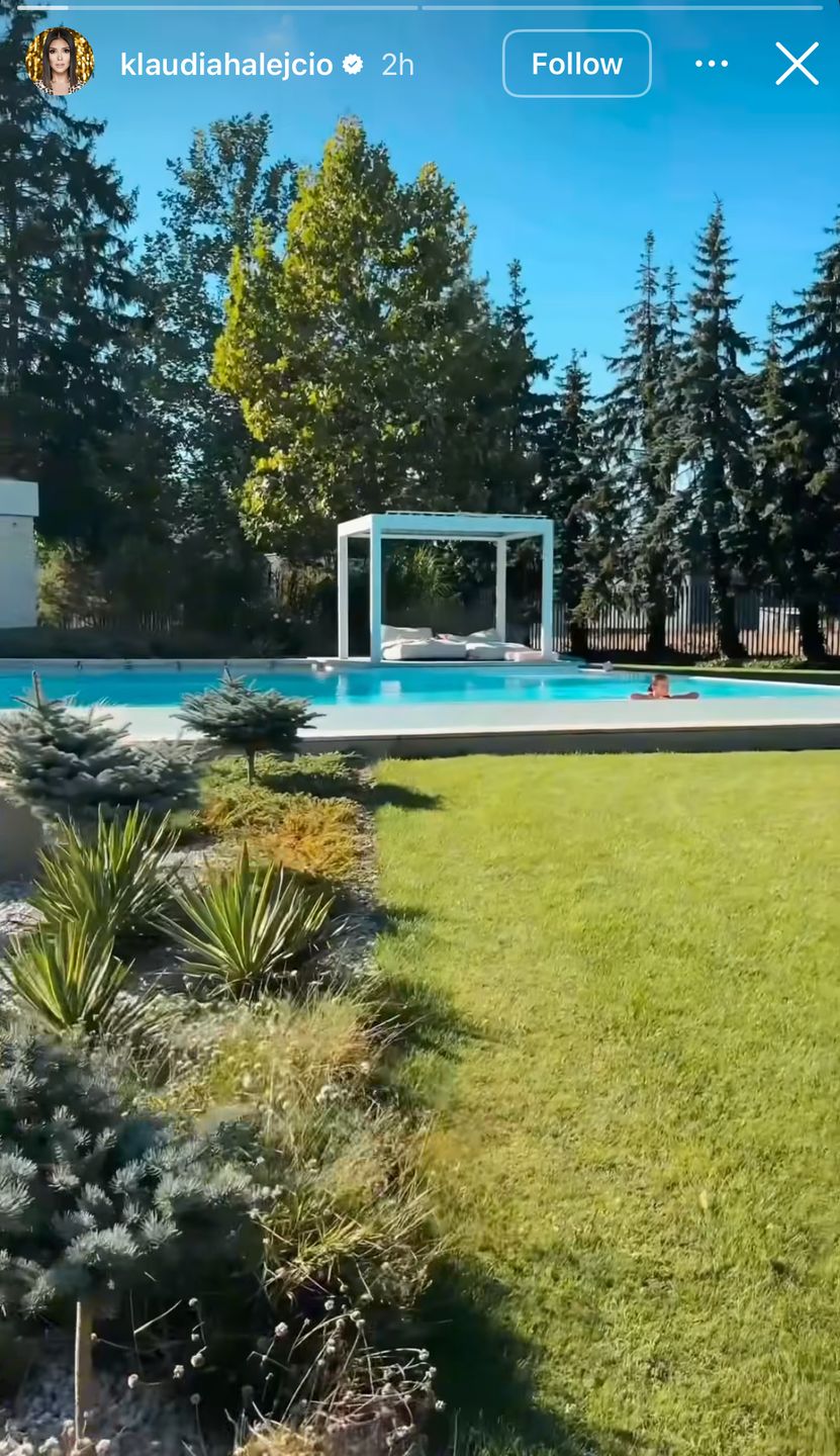 Klaudia Halejcio pluska się w basenie