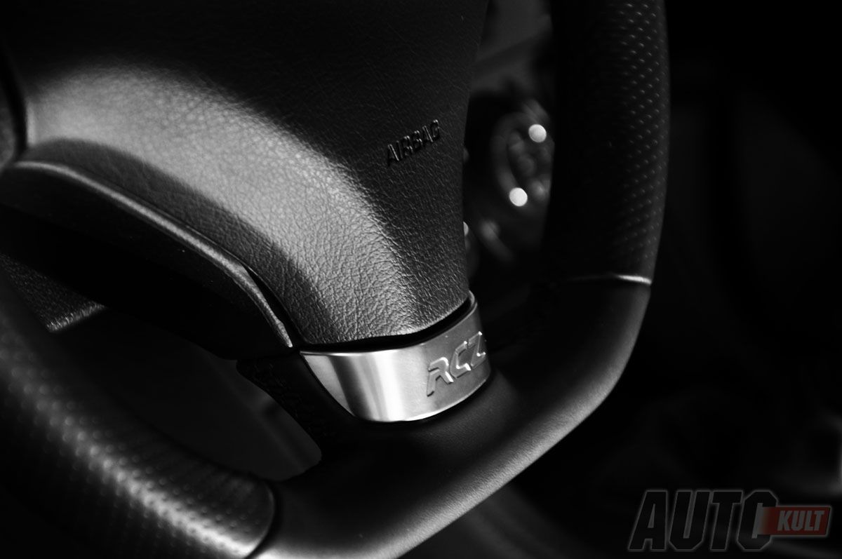 Peugeot RCZ 1,6 THP 200 KM test wnętrze