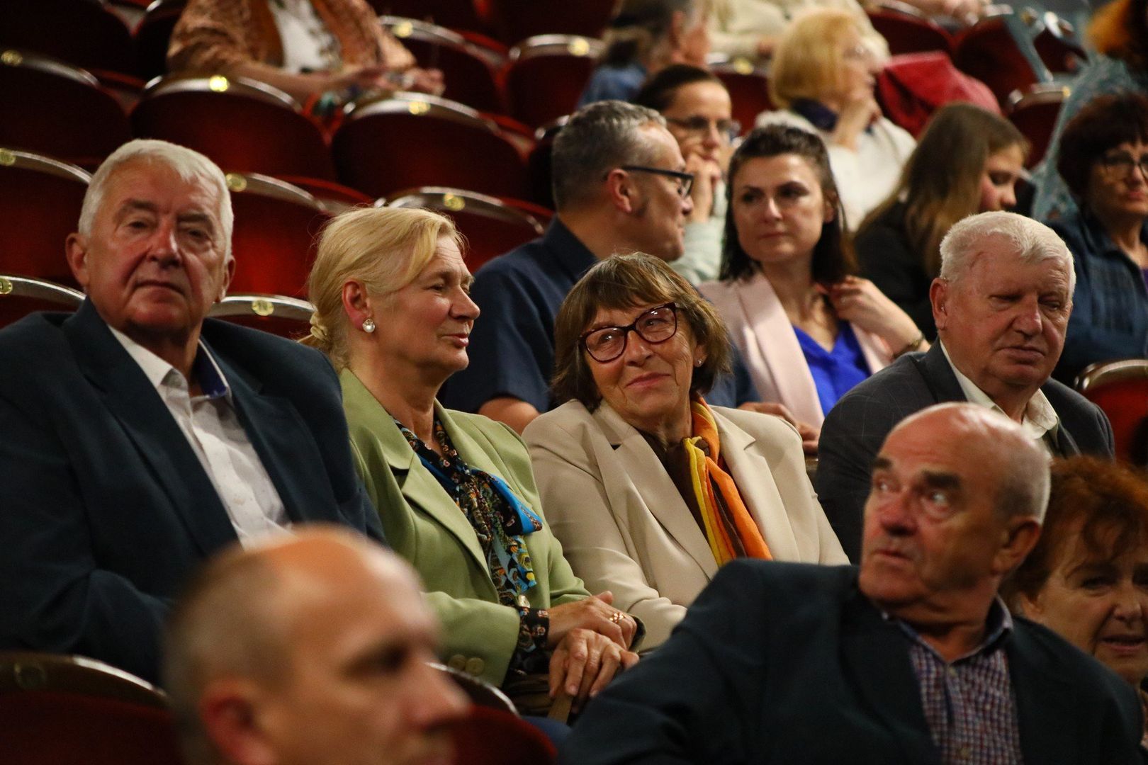 Widownia z zainteresowaniem, jak również z uśmiechem podziwiała sztukę teatralną prezentowaną przez artystów z Opatowa