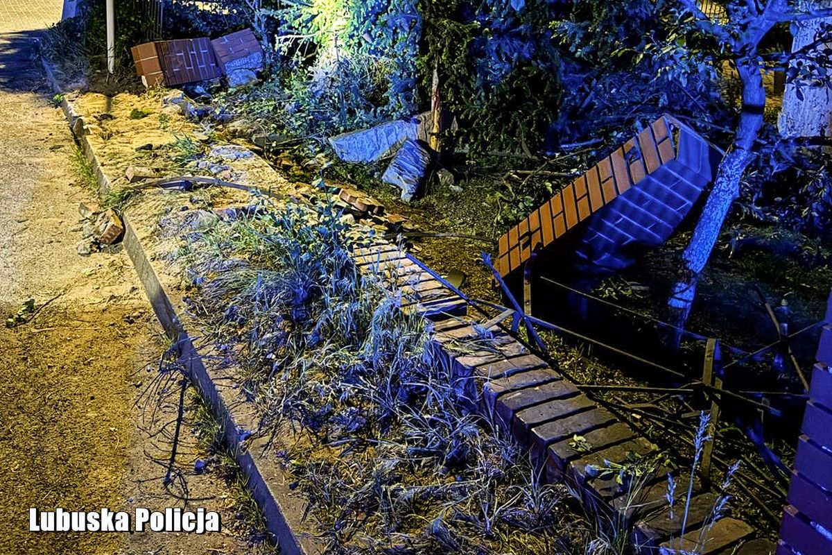 fot. Policja Lubuska, źródło Policja Lubuska) Pijany kierowca staranował ogrodzenie i uderzył w budynek mieszkalny