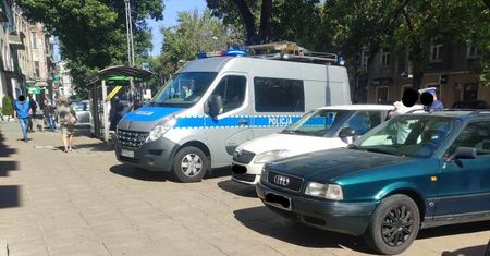 Wyjeżdżał tyłem z parkingu przy ulicy, potrącił jadącego pasem dla rowerów 72-latka. Mężczyzna trafił do szpitala