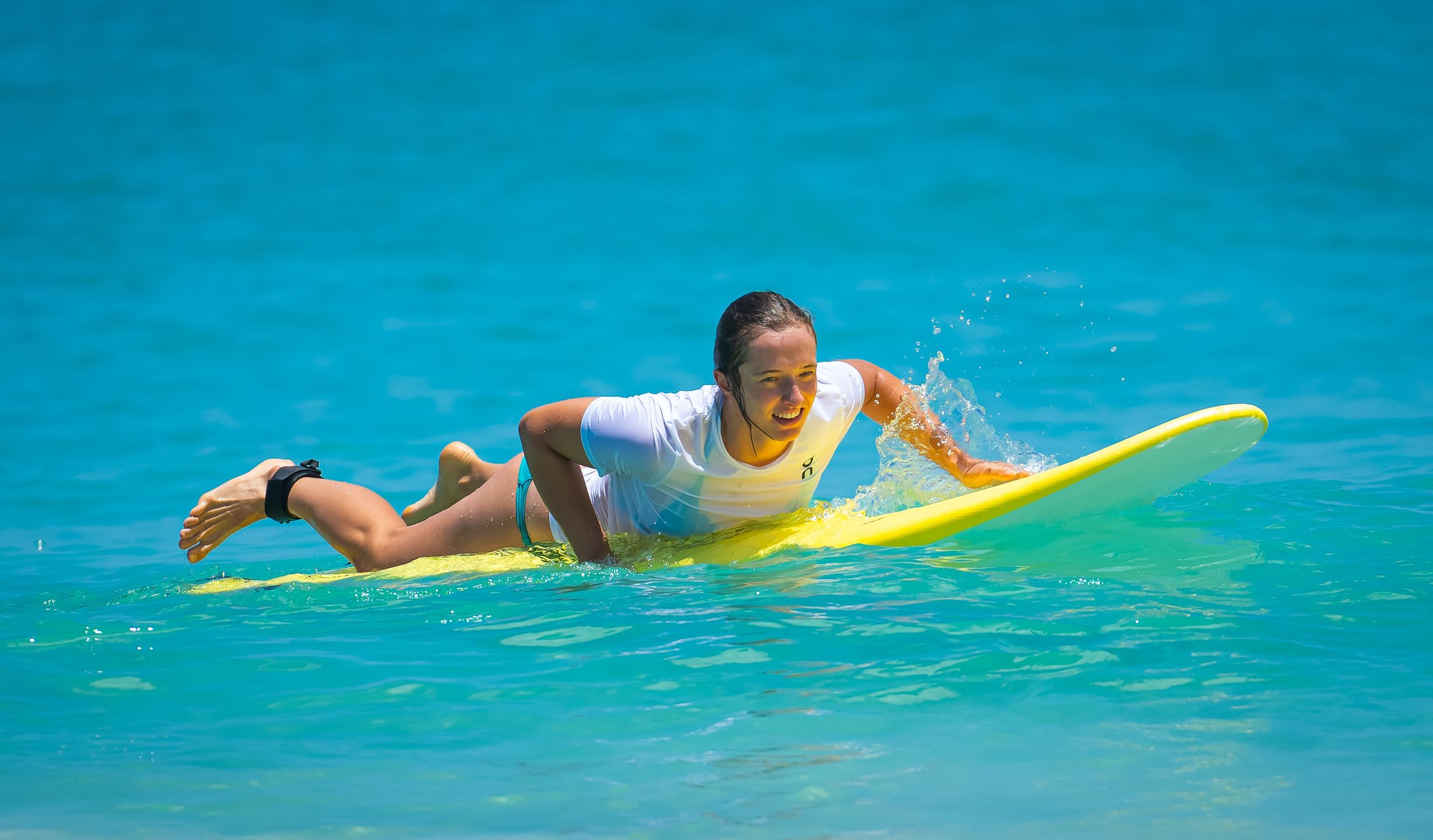 Iga Świątek i Hubert Hurkacz uczą się surfować na plaży w Perth