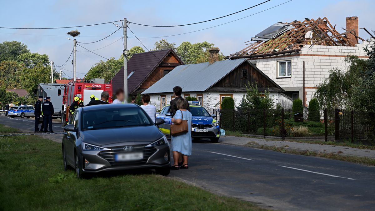 Zniszczony przez drona dach budynku mieszkalnego.