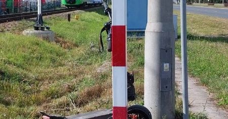 Hulajnogą zderzył się z pociągiem. 16-latek trafił do szpitala