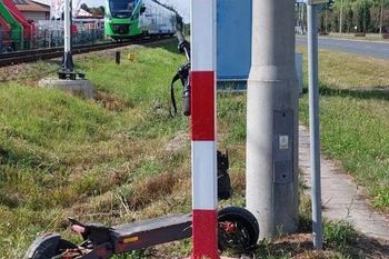 Hulajnogą wjechał pod pociąg. 16-latek trafił do szpitala