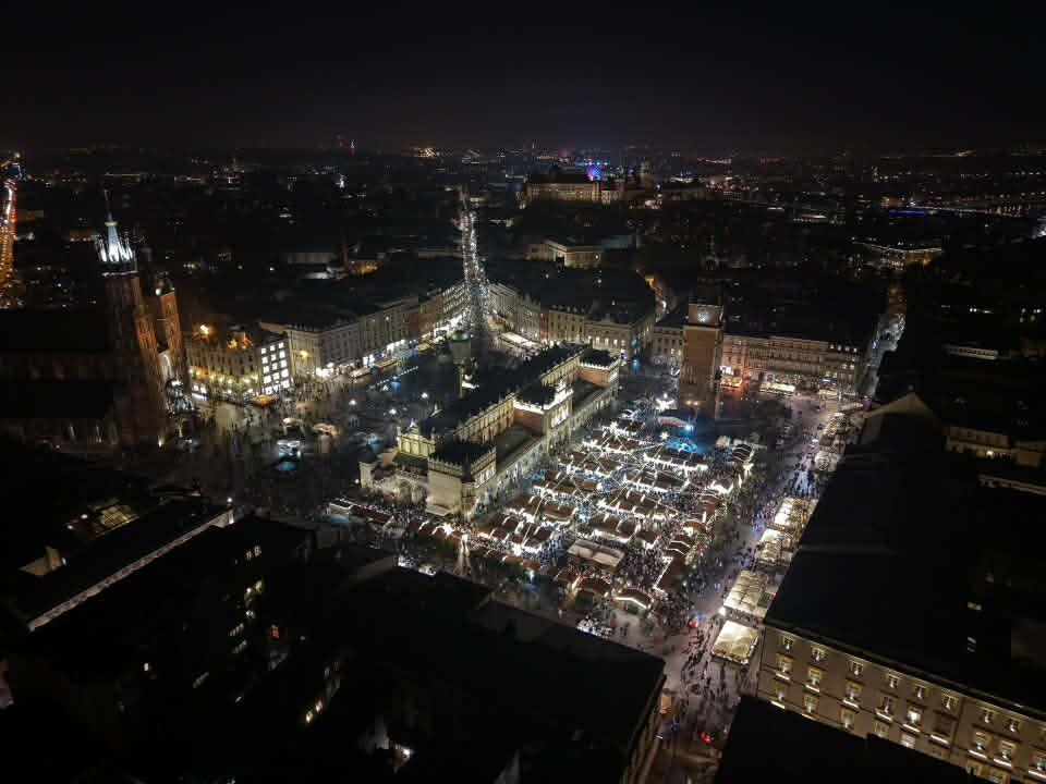 Jarmark Bożonarodzeniowy na Rynku Głównym w Krakowie w nocnej odsłonie