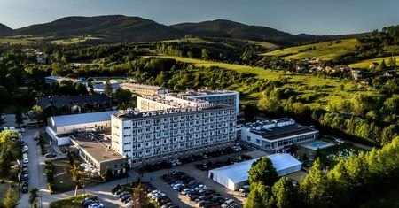 Polacy ruszyli po miejsca w tym hotelu w uzdrowisku. Pobyt w czerwcu za ułamek ceny!