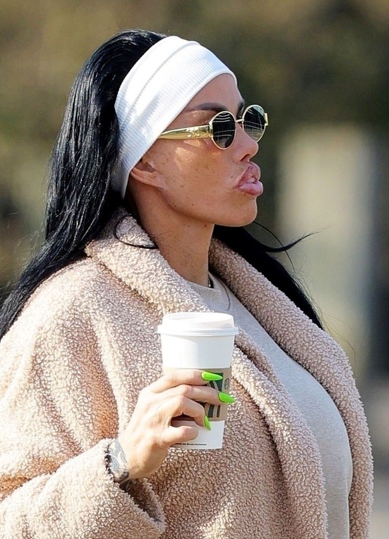 Katie Price prezentuje nowe usta