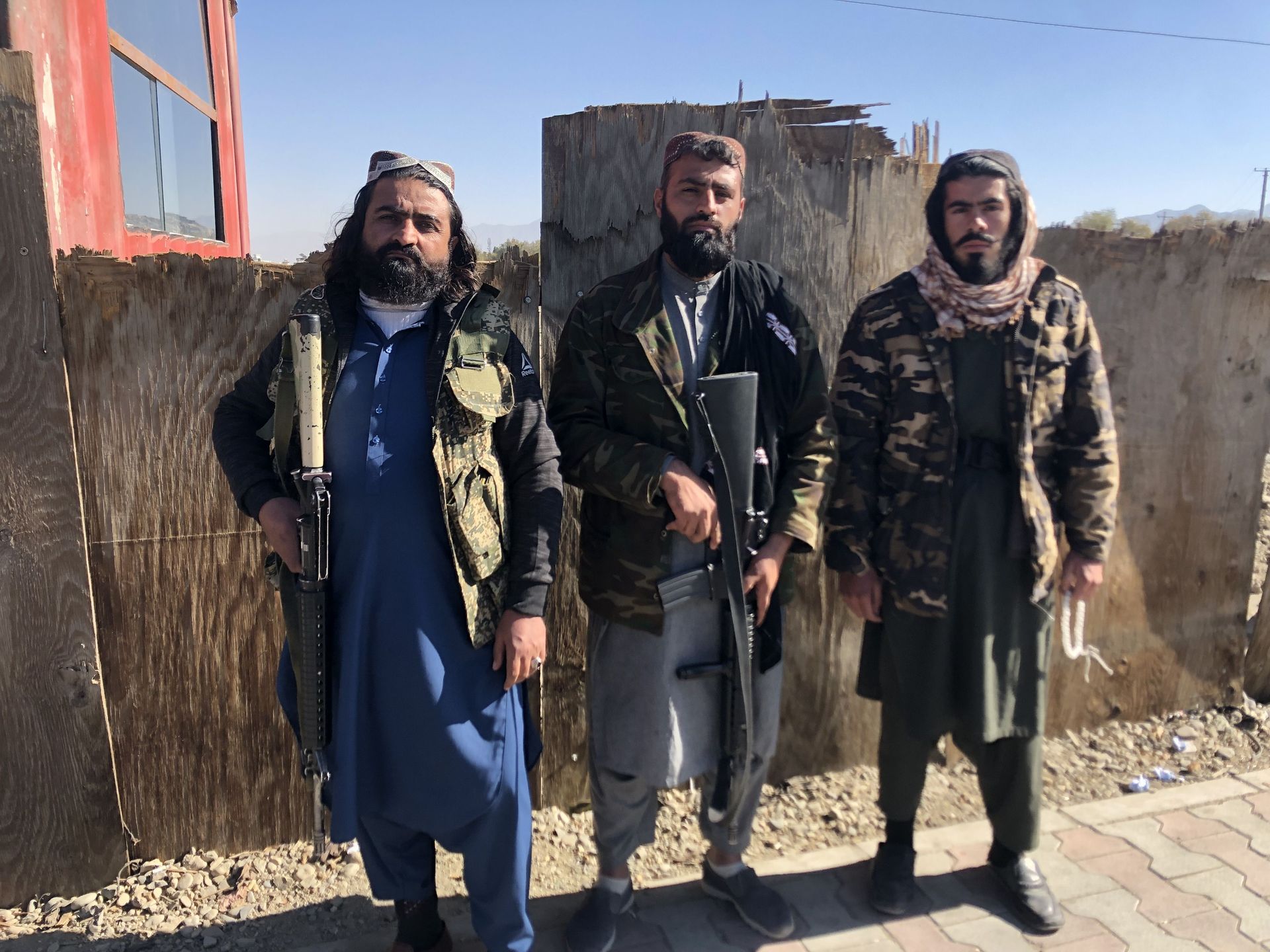 Talibowie z Wardaku pełniący wartę na obrzeżach Kabulu. Listopad 2021 roku