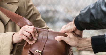 Na ulicy spotkał swoją byłą. Zasłonił jej usta i zrobił to
