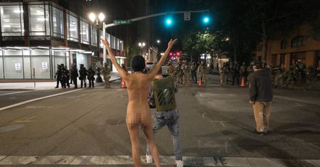 Kim jest "naga Atena"? Zdjęcie kobiety z protestu w Portland obiegło świat