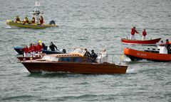 Płynął łodzią. Nagranie z papieżem w sieci