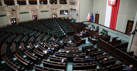 Sondaż. Wzrasta poparcie dla PiS i KO. Dobry wynik Hołowni. Ocena rządu i prezydenta