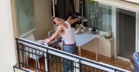 Wyniósł balkonowe występy na kolejny poziom. Hit sieci czasu pandemii
