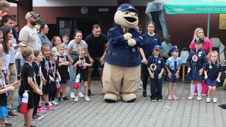 Festyn Rodzinny w Przedszkolu nr 1 „Miś Uszatek&#34; odbył się pn. „Baczność! Spocznij! Nasze służby mundurowe!