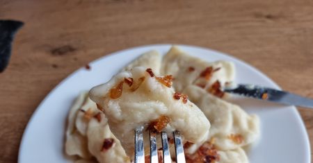 Sekret babcinych pierogów. Dodaj szczyptę tej przyprawy do farszu