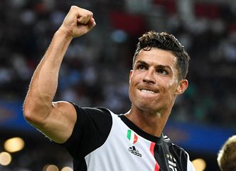 Cristiano Ronaldo zarabia na Instagramie WIĘCEJ NIŻ NA BOISKU! Kwoty przyprawiają o zawrót głowy