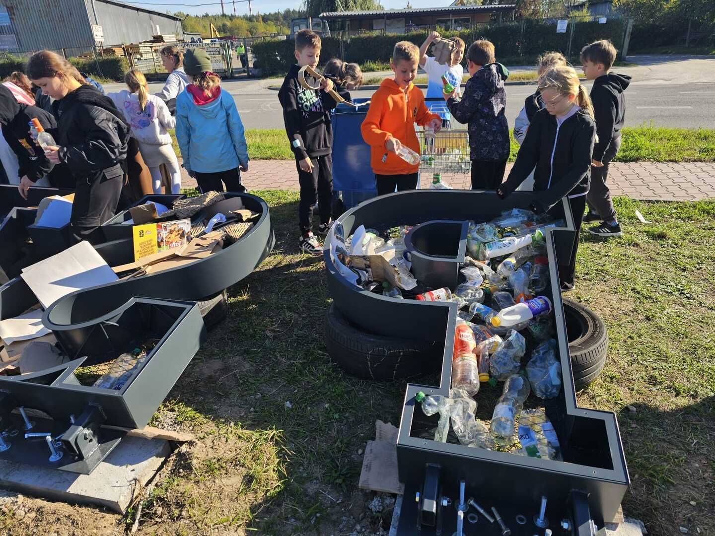 PSZOK w Ostrowcu Świętokrzyskim zyskał wyjątkową ozdobę w duchu recyklingu