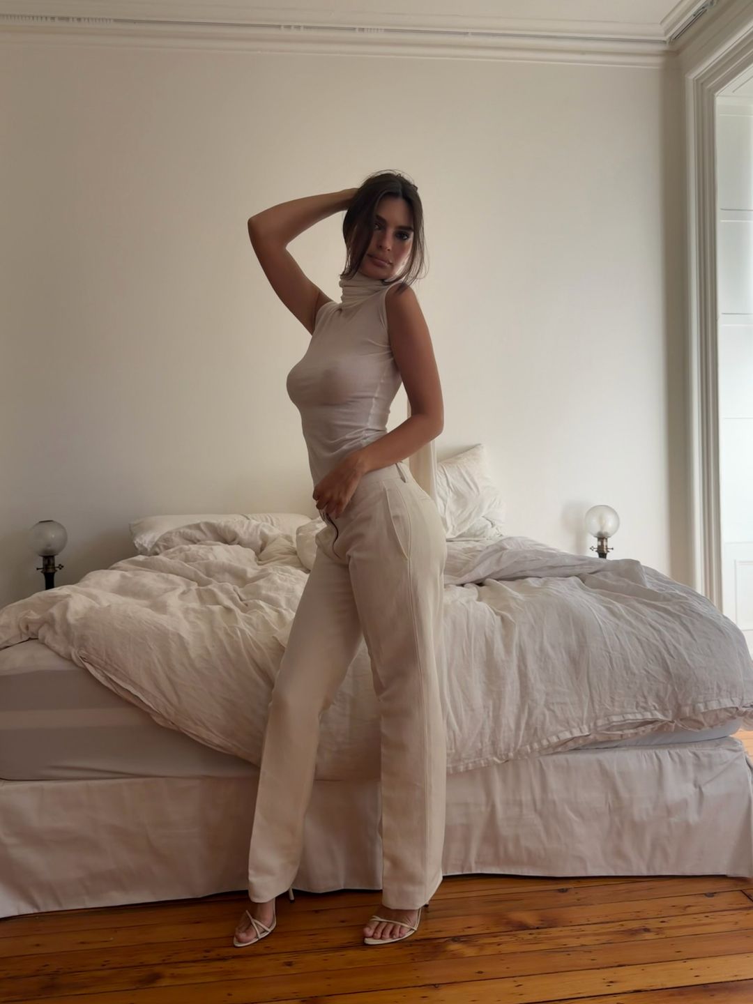 Emily Ratajkowski w bieli