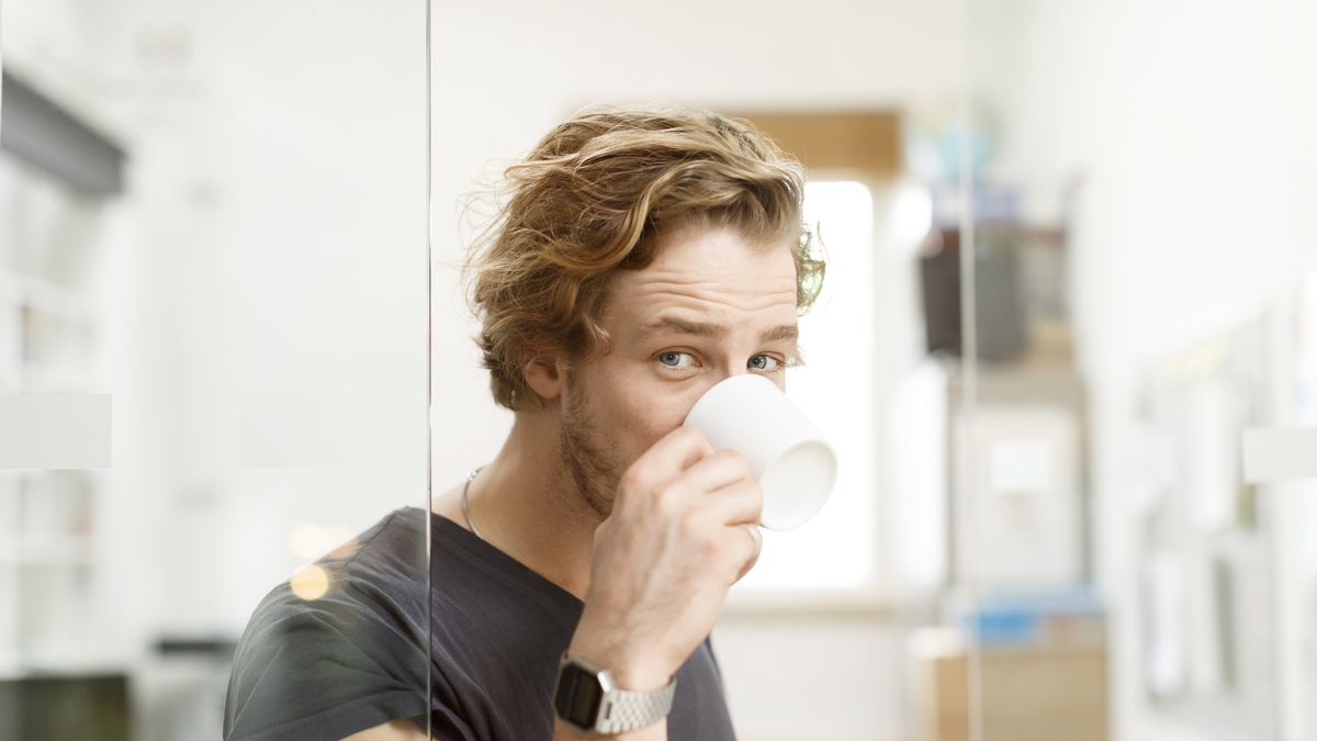 W biurze nie mamy problemów, by zrobić sobie przerwę np. na kawę. W domu, gdy tylko oddalimy się od komputera, natychmiast czujemy presję i obawiamy się o to, że zaraz ktoś zwróci uwagę na naszą nieobecność - pisze autor newslettera. Fotografia ma charakter ilustracyjny i nie przedstawia Benjamina George'a