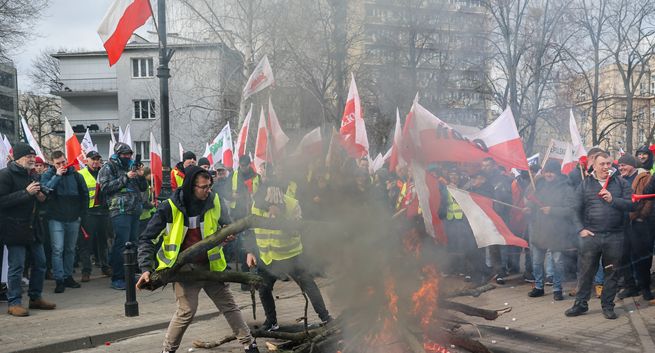 Starcie rolników z policją. Zaatakowano dziennikarzy