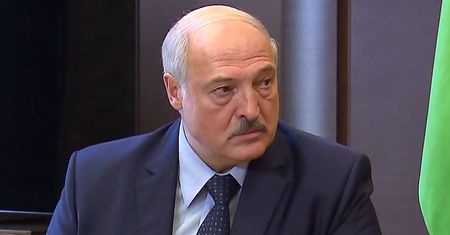 Łukaszenka grzmi. "Uciekają do Polski, stoją jak hieny"