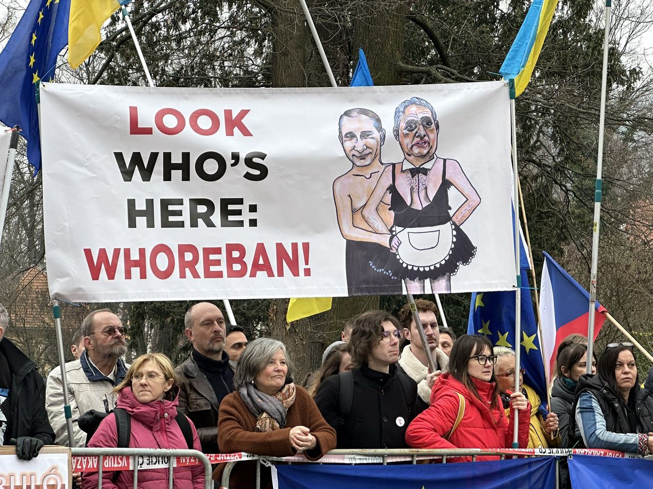 "Tchórzliwe przydupasy Putina". Orban i Fico "powitani" przez protestujących w Pradze