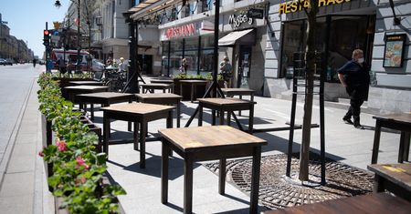 Obostrzenia. Rząd podjął nowe decyzje. Restauracje otworzą się wcześniej