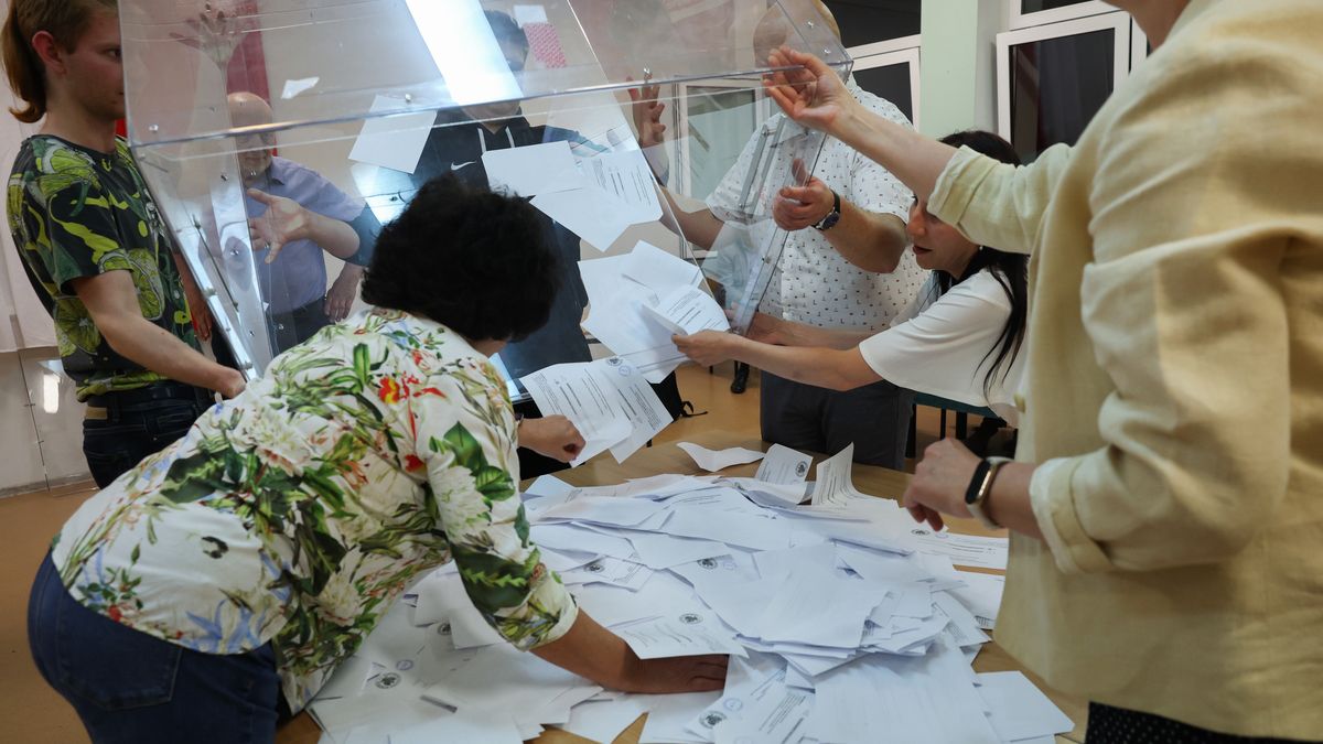 Liczenie głosów w jednej z komisji w Łodzi