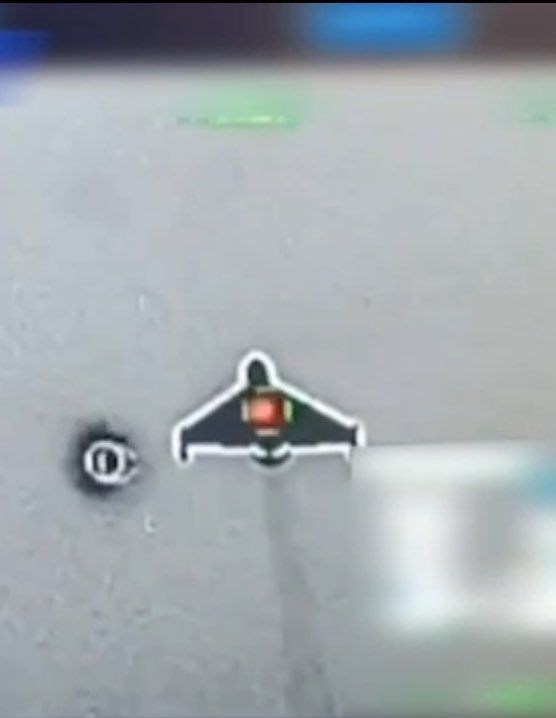 Irański dron Shahed tuż przed trafieniem przez pocisk APKWS wystrzelony z systemu VAMPIRE.