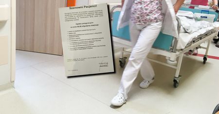 80 zł za godzinę. Kontrowersje wokół opłaty za dodatkową opiekę w szpitalu