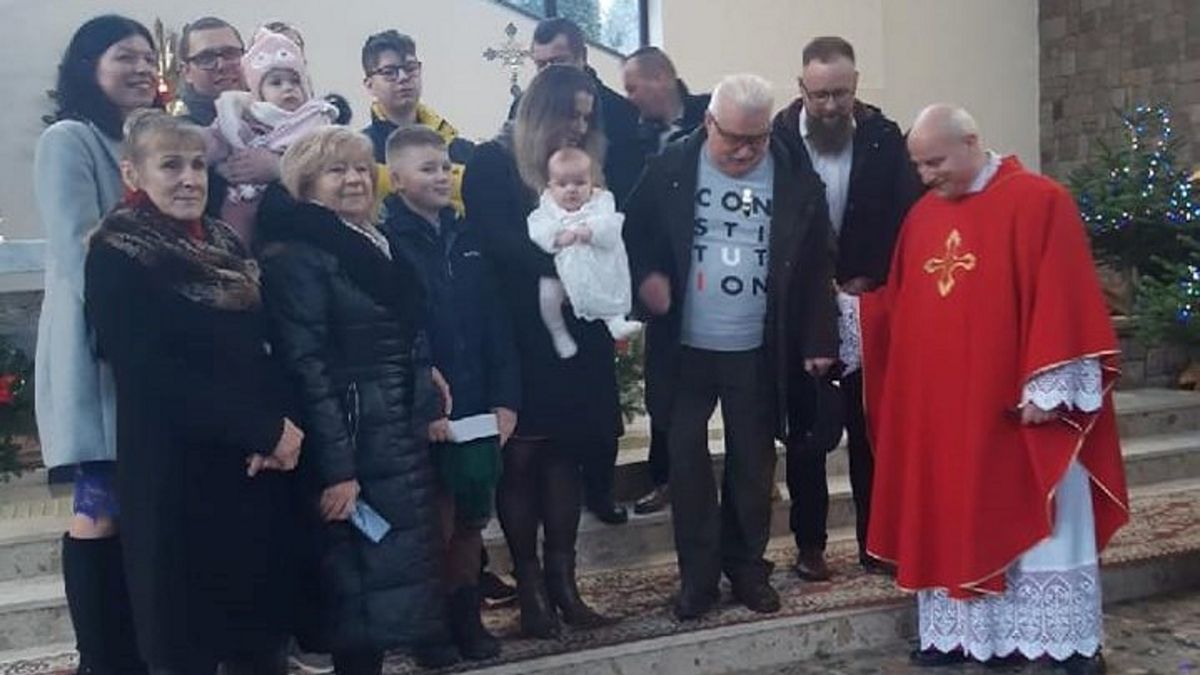 Wierni zapozowali z Wałęsą