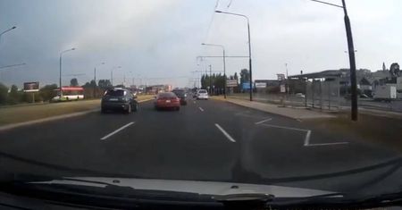 Bezmyślny kierowca toyoty. O włos od wypadku (WIDEO)