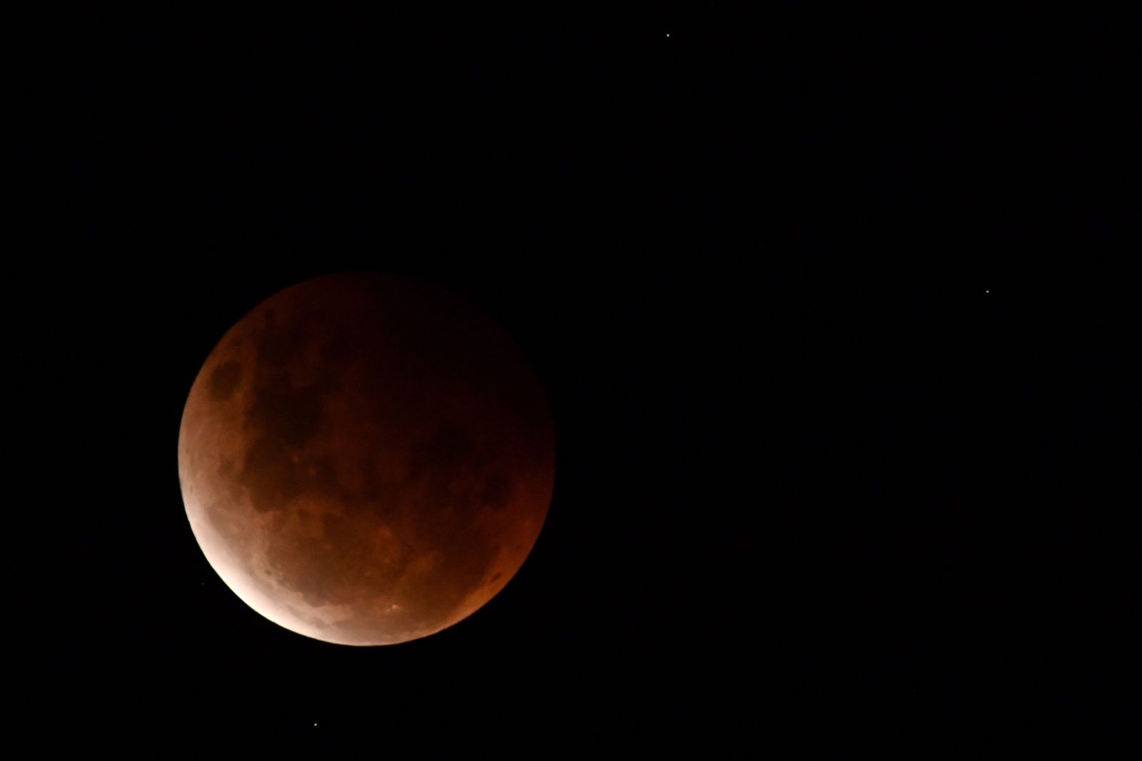 "Krawy Księżyc" nad Australią