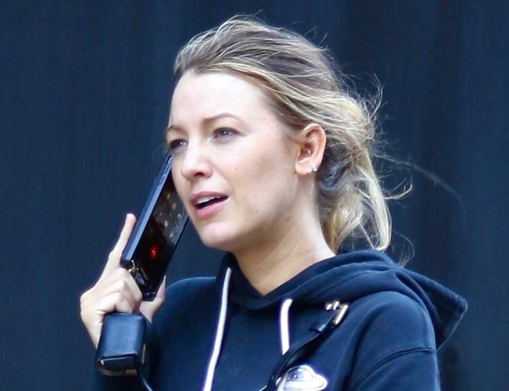 Naturalna Blake Lively na samotnym spacerze