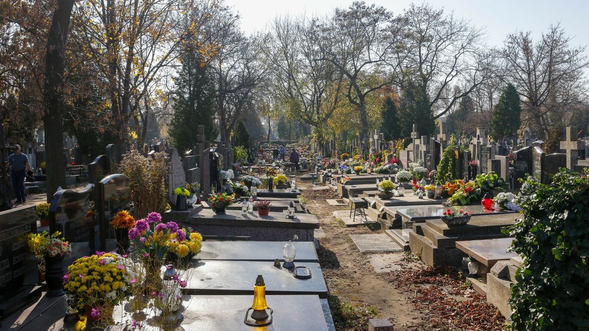Czyszczenie nagrobków jest trudne i czasochłonne. Warto zastsować te triki