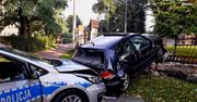 Policja staranowała golfa. Auto skończyło na płocie kościoła