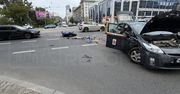 Warszawa: Sportowe Suzuki zderzyło się z Toyotą Prius do przewozu na aplikację. Motocyklista w szpitalu