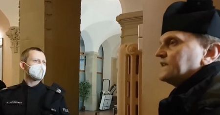Skandal w sądzie. Ksiądz do policjantów "Łachy. Bandyci. Prowokatorzy"