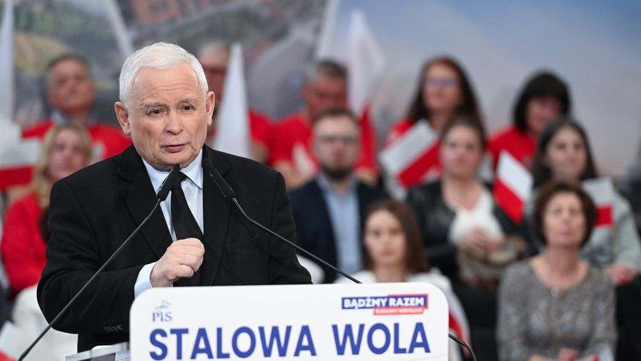 Stalowa Wola, 14.04.2024. Kampania samorządowa 2024 - przed II turą wyborów. Prezes PiS Jarosław Kaczyński przemawia na konwencji samorządowej PiS #JesteśmyNaTAK w Szkole Podstawowej nr 3 im. Bohaterów Westerplatte w Stalowej Woli, 14 bm. (aldg) PAP/Wojtek Jargiło