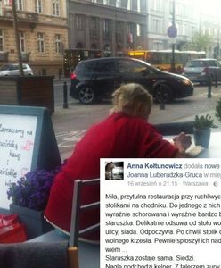 Zmęczona staruszka dosiadła się do stolika w restauracji. Wzruszający gest kelnera podbija internet!