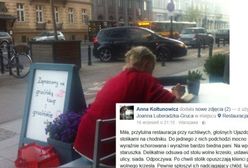 Zmęczona staruszka dosiadła się do stolika w restauracji. Wzruszający gest kelnera podbija internet!