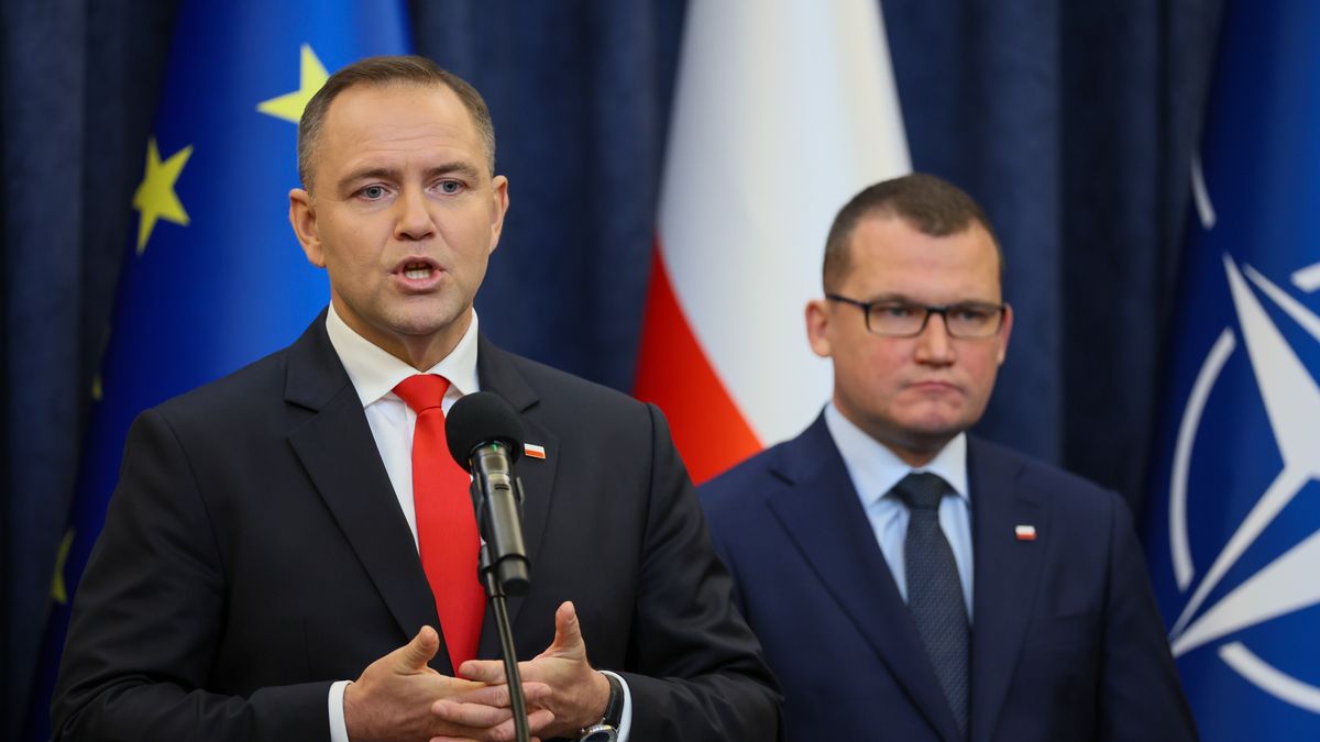 Warszawa, 25.08.2025. Prezydent RP Karol Nawrocki (L) oraz szef jego gabinetu Paweł Szefernaker (P) podczas konferencji prasowej w Pałacu Prezydenckim w Warszawie, 25 bm. Prezydent poinformował o zawetowaniu ustawy o krajowym kodeksie skarbowym oraz o podpisaniu dwóch kolejnych nowelizacji Karty Nauczyciela. (amb) PAP/Leszek Szymański