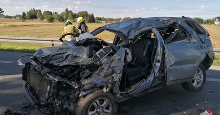 Kia uderzyła w przepust i dachowała, nie żyją trzy osoby. Licznik zatrzymał się na 110 km/h