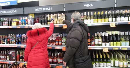 Dlaczego Polacy piją? Psycholog mówi, jaka jest najczęstsza odpowiedź